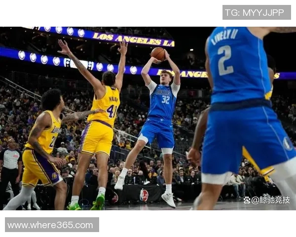 独行侠训练照曝光弗拉格与安东尼戴维斯激烈对抗展现竞争精神