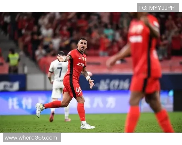 刘闻超带队海港在教学赛中以4-3逆转取胜莱昂纳多梅开二度助力球队 刘闻超带队海港在教学赛中以4-3逆转取胜莱昂纳多梅开二度助力球队