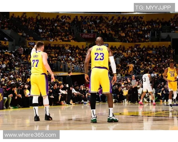 海斯称赞东契奇传球能力与老詹联手将形成强大牵制力 海斯称赞东契奇传球能力与老詹联手将形成强大牵制力