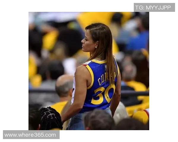 伊森赛前接受妈妈心理辅导命中五记三分助球队获胜表现出色 伊森赛前接受妈妈心理辅导命中五记三分助球队获胜表现出色