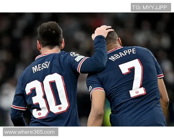 姆巴佩争抢中意外倒地主动示意换人球迷心忧望无大碍