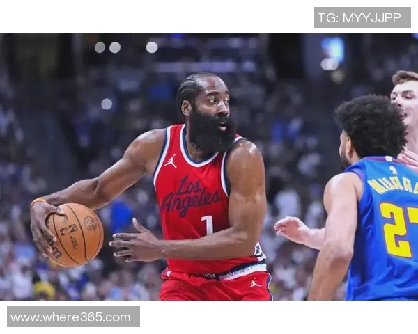 哈登表现起伏不定全场仅得18分下半场状态低迷失误和犯规频频影响球队表现