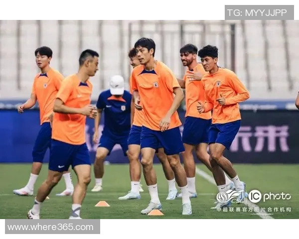 山东泰山队在武汉体育中心进行赛前踩场训练为即将到来的比赛做好准备