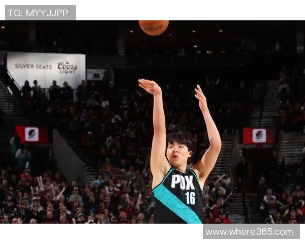 布兰登克拉克赛季首秀表现回顾6分3板1助1断5犯规引发关注